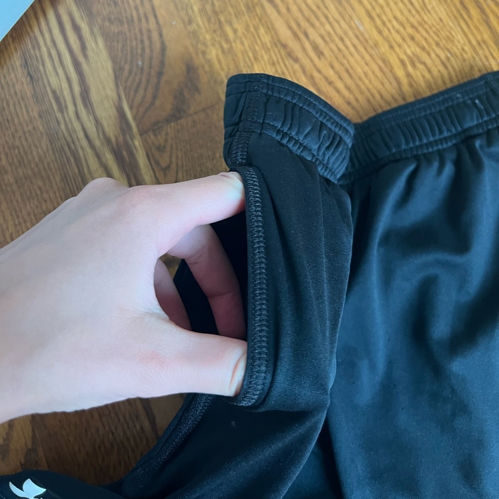 ◾️UNDER ARMOUR: Boy’s S, loose black athletic shorts preowned w/pockets◾️ - Picture 4 of 11